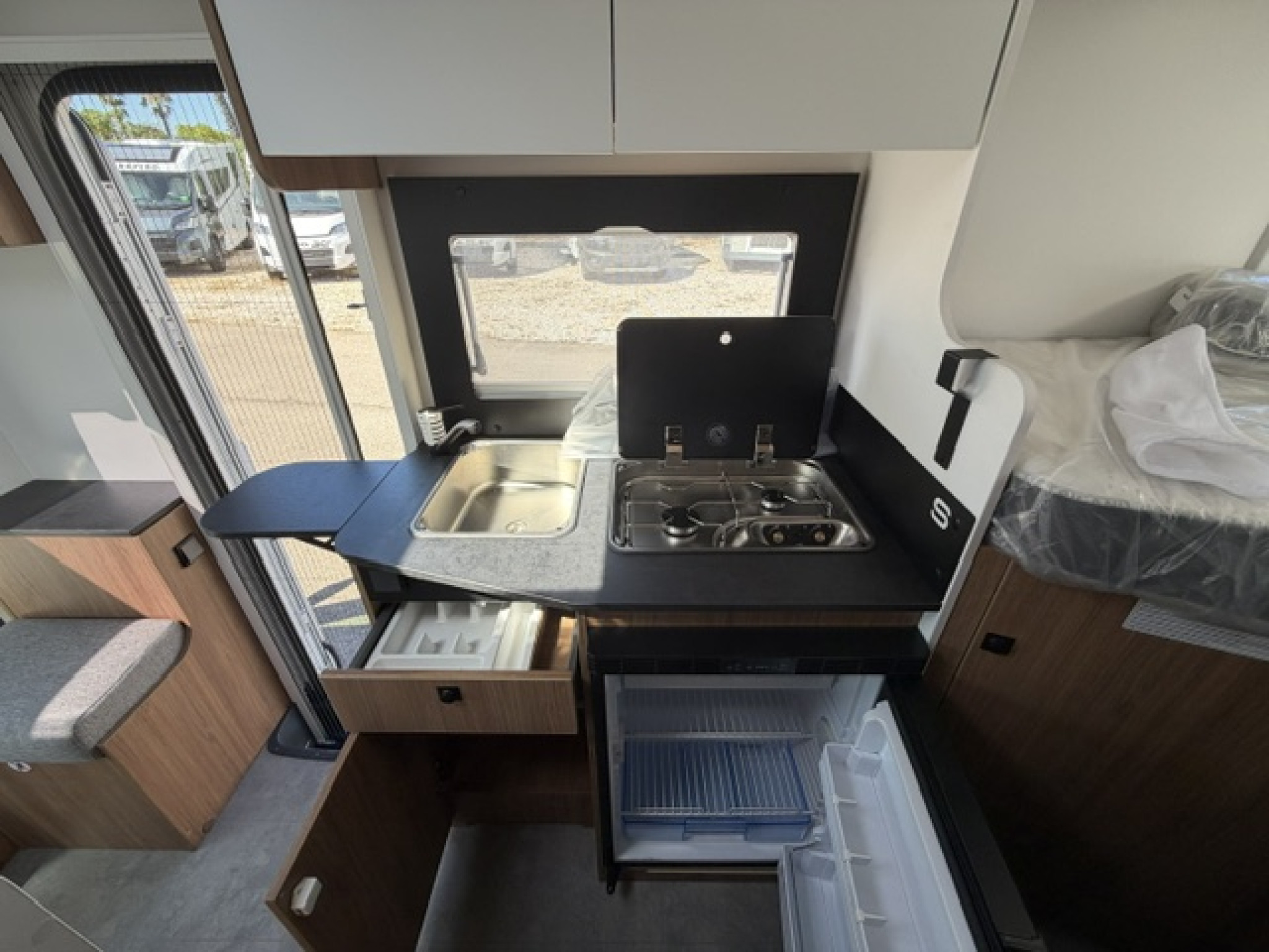 44004-06-2048.jpg